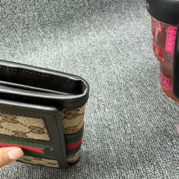 100% Authentic Gucci Leather Wallet - Picture 4 of 15